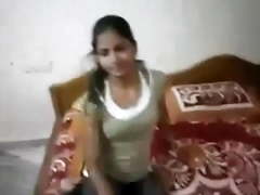 Indian chick takes her clothes off to expose